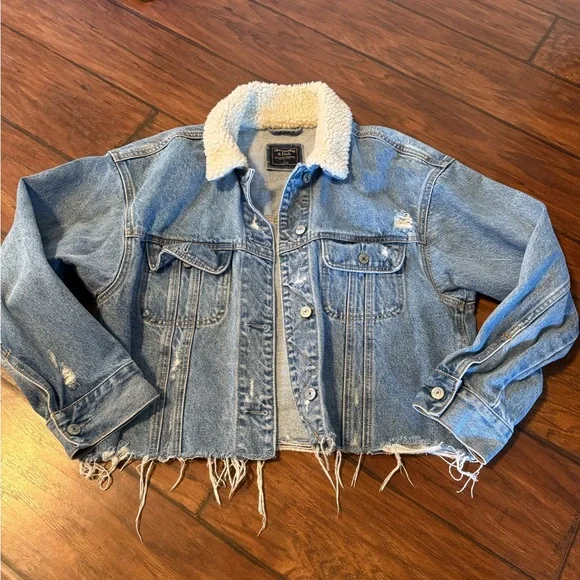 Abercrombie & Fitch Light Blue Denim Jacket with Cream Sherpa Collar - Picture 2 of 4